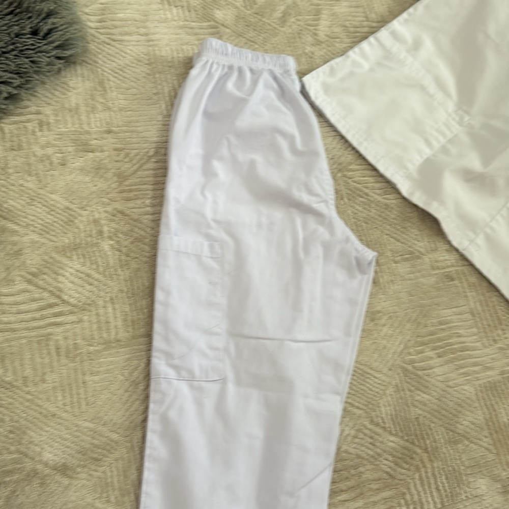 White Scrub Set ❤️ - Picture 3 of 6